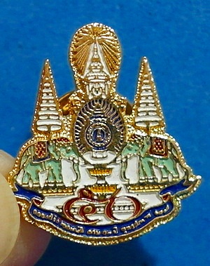เข็มกลัดตราสัญลักษณ์ ร.9 ที่ระลึกฉลองครองสิริราชสมบัติครบ 50 ปี ปี39  หายาก สวยแชมป์ (เคาะเดียว)