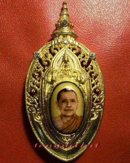 ล็อกเก็ตหลวงพ่อฤาษีลิงดำ วัดท่าซุง กะไหล่ทองประดับเพชร สวยมากค่ะ