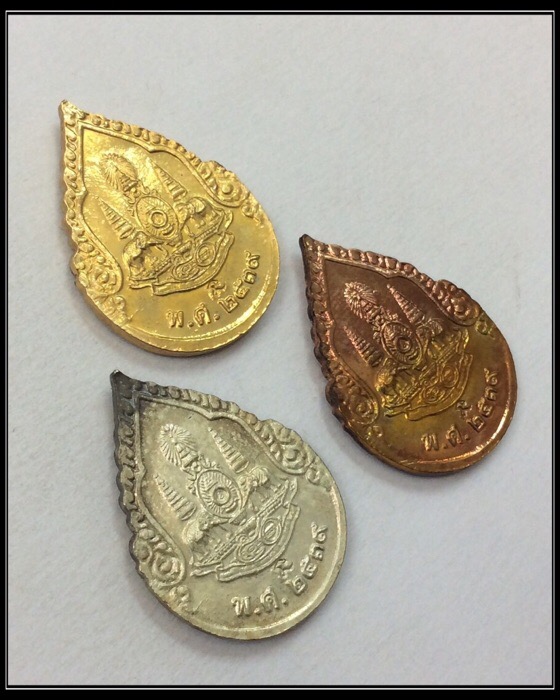 ชุด3เหรียญ พระแก้วมรกต ฉลองสิริราชสมบัติครบ 50ปี ในหลวง รัชกาลที่9 กล่องเดิม ปลุกเสกวัดพระแก้ว