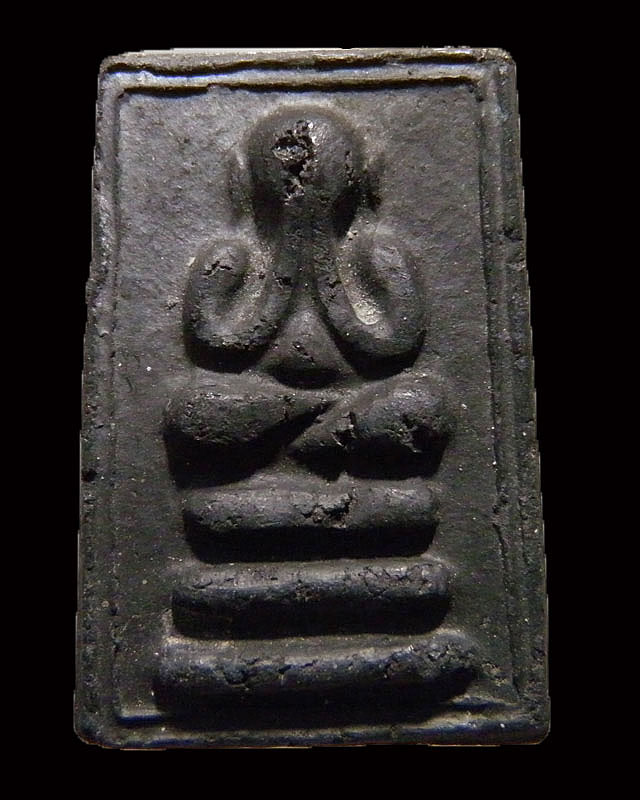 พระสมเด็จปิดตา เจ้าคุณเที่ยง วัดระฆังฯ กรุงเทพฯ สร้างจากเนื้อดินหุ่นหรือดินไทย ที่เหลือจากพิธีการสร้