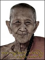 เหรียญอายุยืน หน้าอรหันต์ หลวงปู่แสน วัดบ้านหนองจิก จ ศรีสะเกษ ปี2559เลข825 เนื้อทองแดงรมมันปู+กล่อง