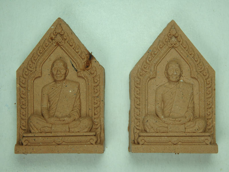 จัดชุด 2 องค์ พระผงรูปเหมือนหลวงพ่อสาคร ไตรมาส 56 รุ่นสุดท้าย เนื้อชมพูฝังตะกรุดทองแดง + พลอย No.571