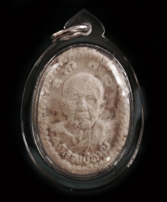 เคาะเดียว พระผงยันต์ดวงเศรษฐี หลวงปู่หมุน ปี43 แก่น้ำว่าน จมูกโด่ง หู ตา ชัด เลี่ยมพร้อมใช้