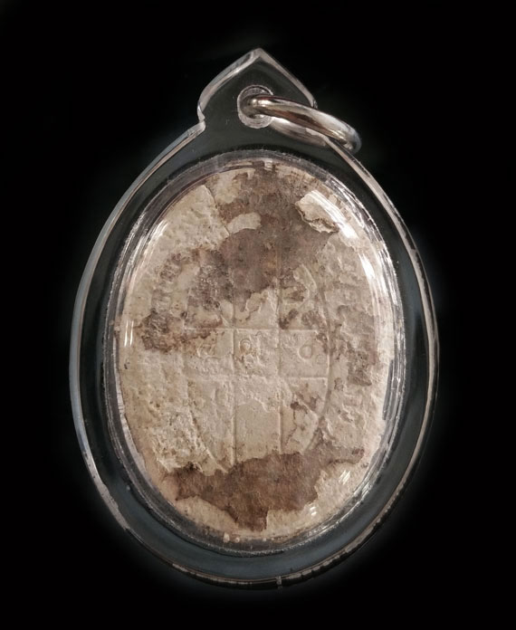 เคาะเดียว พระผงยันต์ดวงเศรษฐี หลวงปู่หมุน ปี43 แก่น้ำว่าน จมูกโด่ง หู ตา ชัด เลี่ยมพร้อมใช้