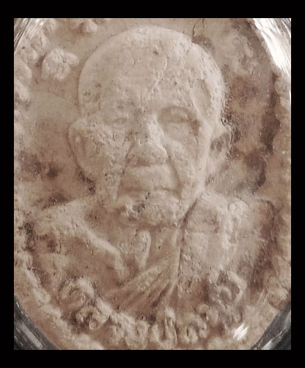 เคาะเดียว พระผงยันต์ดวงเศรษฐี หลวงปู่หมุน ปี43 แก่น้ำว่าน จมูกโด่ง หู ตา ชัด เลี่ยมพร้อมใช้