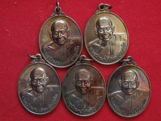 100 เหรียญ ยกเลย 100 เหรียญ   หลวงปู่ทิมวัดพระขาว... 7รอบ...ครบ84 ปี จัด สร้างปี 2540