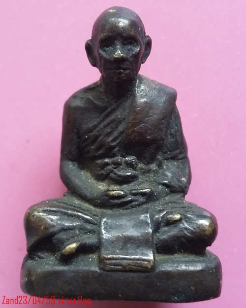 พระรูปหล่อลอยองค์  หลวงปู่เทียม วัดกษัตราธิราช  อยุธยา  นิยมมีจารใต้ฐาน