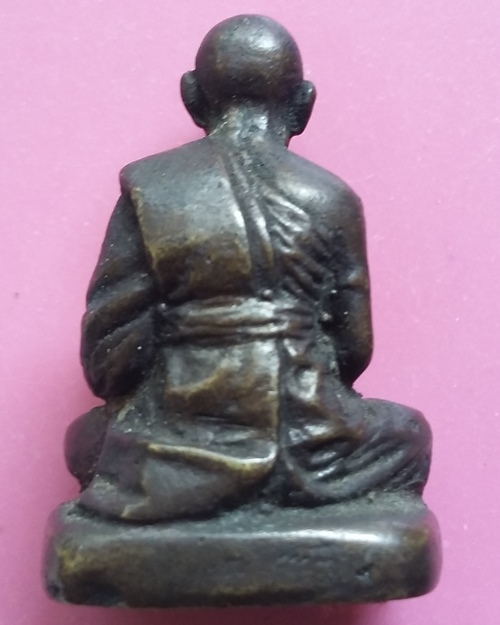 พระรูปหล่อลอยองค์  หลวงปู่เทียม วัดกษัตราธิราช  อยุธยา  นิยมมีจารใต้ฐาน