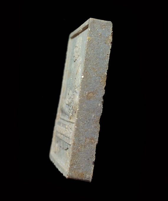 พระผงรูปเหมือนนั่งตั่งรุ่นแรก หลวงปู่หมุน ปี๔๒ เนื้อแน่นๆ จมูกโด่งๆ สวย คมชัด ประคำเด่งๆ กล่องเดิม