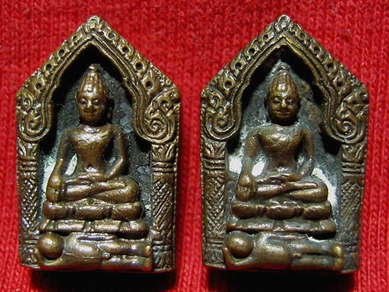 พระขุนแผนช่อฟ้าปราบมาร (ฟันลูกเดียว) เนื้อสัมฤทธิ์ อุดผง จำนวน 2 องค์ (ด้านหลังยันต์ติดไม่เต็มครับ)