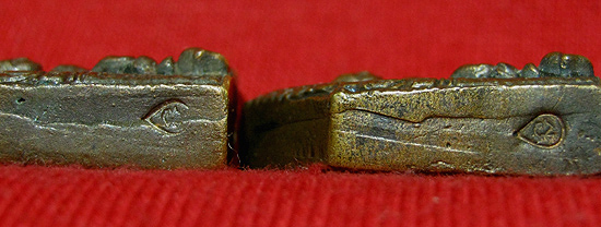 พระขุนแผนช่อฟ้าปราบมาร (ฟันลูกเดียว) เนื้อสัมฤทธิ์ อุดผง จำนวน 2 องค์ (ด้านหลังยันต์ติดไม่เต็มครับ)