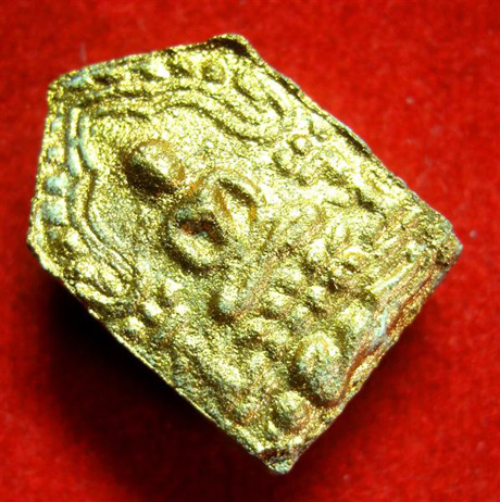 พระขุนแผนผงพรายกุมารพิมพ์เล็ก รุ่นเจดีย์ทอง ทาทองฝังตะกรุดทองแดงพร้อมกล่องเดิม