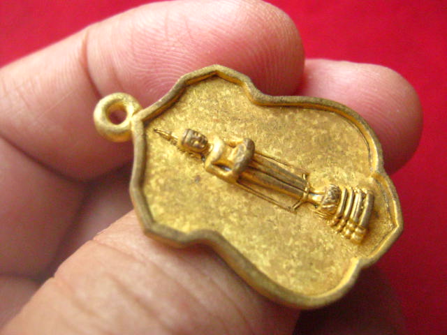 เหรียญหล่อหลวงพ่อบ้านแหลม พิมพ์รูปอาร์ม เนื้อทองระฆัง วัดเพชรสมุทรวรวิหาร สมุทรสงคราม ปี 2540