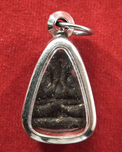 พระปิดตาเนื้อผงเกสร พิมพ์เสริมฐาน หลังยันต์ ลป.คำพันธ์ วัดธาตุมหาชัย ปี ๒๕๓๓