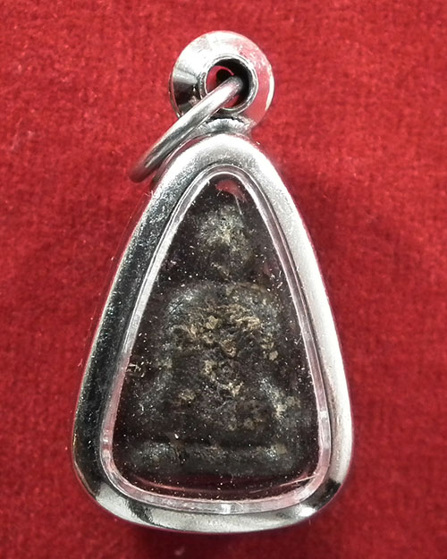 พระปิดตาเนื้อผงเกสร พิมพ์เสริมฐาน หลังยันต์ ลป.คำพันธ์ วัดธาตุมหาชัย ปี ๒๕๓๓