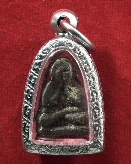 พระปิดตาเนื้อผงเกสร พิมพ์เสริมฐาน หลังยันต์ ลป.คำพันธ์ วัดธาตุมหาชัย ปี ๒๕๓๓