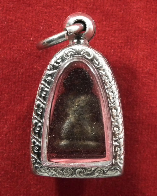 พระปิดตาเนื้อผงเกสร พิมพ์เสริมฐาน หลังยันต์ ลป.คำพันธ์ วัดธาตุมหาชัย ปี ๒๕๓๓