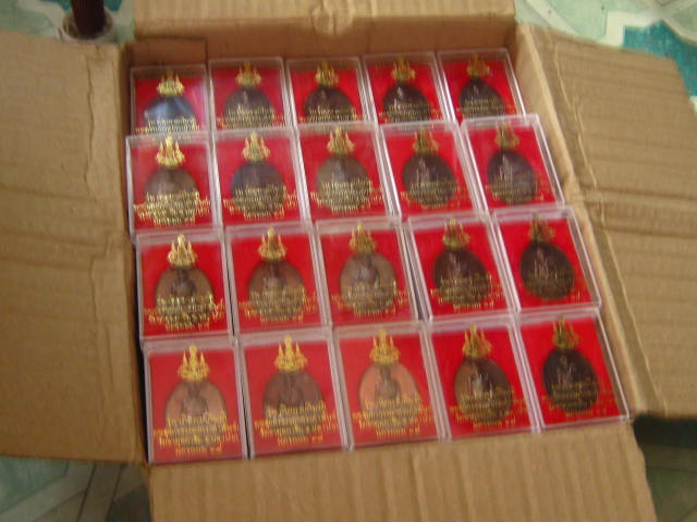 เหรียญหลวงปู่คำพันธ์ วัดธาตุมหาชัย  รุ่นเทิดพระเกียรติ ปี39 ....100 เหรียญ กล่อง