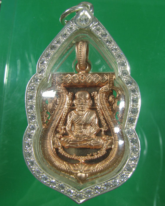 เหรียญเสมาฉลุพิมพ์หน้าเลื่อน หลวงปู่ทวด วัดช้างให้ รุ่น 100 ปี อ.ทิม เนื้อบรอนซ์นอกชุบพิงค์โกลด์ 