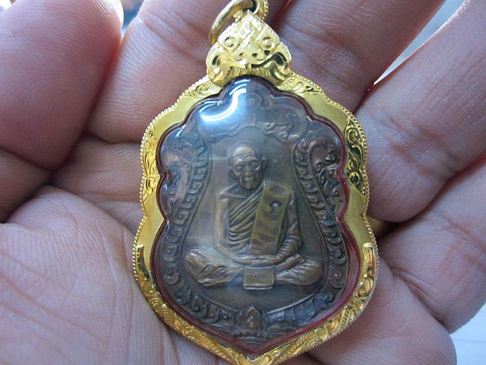 เสมา8รอบหลวงปู่ทิมโค๊ตนะเลี่ยมทองพร้อมใช้พร้อมบัตรรับรองพระแท้ครับ