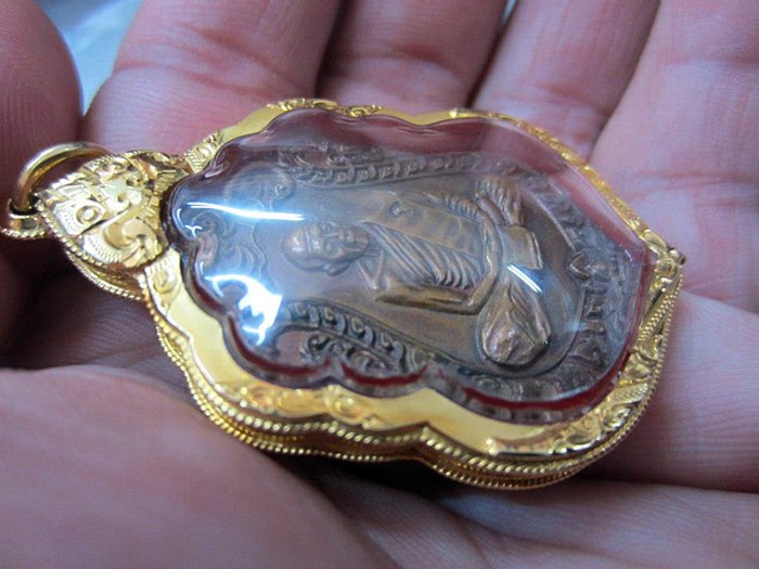 เสมา8รอบหลวงปู่ทิมโค๊ตนะเลี่ยมทองพร้อมใช้พร้อมบัตรรับรองพระแท้ครับ