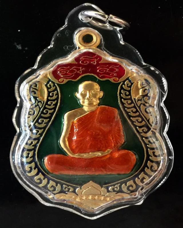 เหรียญเสมาลงยา สีเขียว หลวงพ่อจรัญ วัดอัมพวัน เลี่ยมกันน้ำ ใส่เกศาและจีวร ปี 54 เลช 9788