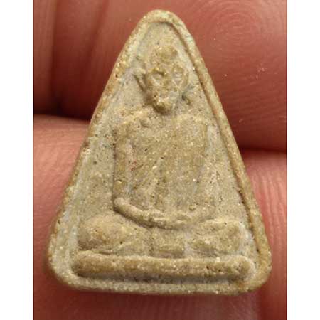 พระผงพิมพ์สามเหลี่ยม หลวงพ่อพรหม ถาวโร วัดช่องแค จ.นครสวรรค์