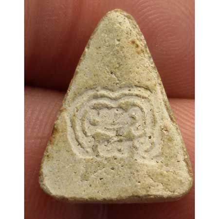 พระผงพิมพ์สามเหลี่ยม หลวงพ่อพรหม ถาวโร วัดช่องแค จ.นครสวรรค์