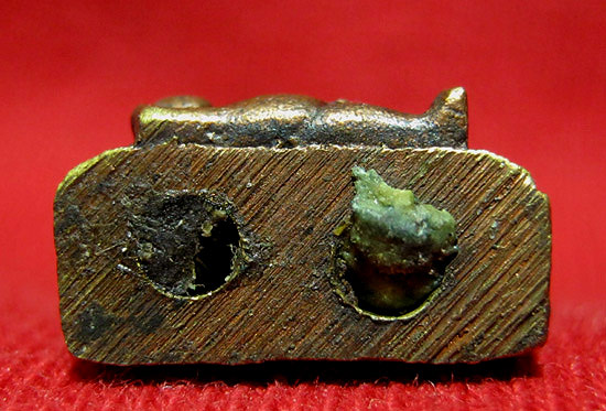 พระขุนแผนช่อฟ้าปราบมาร (ฟันลูกเดียว) เนื้อสัมฤทธิ์ อุดผง มูลนิธิหลวงปู่ทิมจัดสร้าง