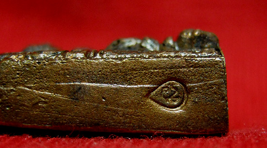 พระขุนแผนช่อฟ้าปราบมาร (ฟันลูกเดียว) เนื้อสัมฤทธิ์ อุดผง มูลนิธิหลวงปู่ทิมจัดสร้าง