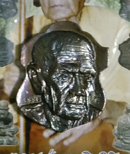 เหรียญหล่อโบราณ หลวงปู่หมุน รุ่นลายมือมหาเศรษฐี พิมพ์หมดห่วง เนื้อนวโลหะชนวนเก่าผิวรุ้ง 