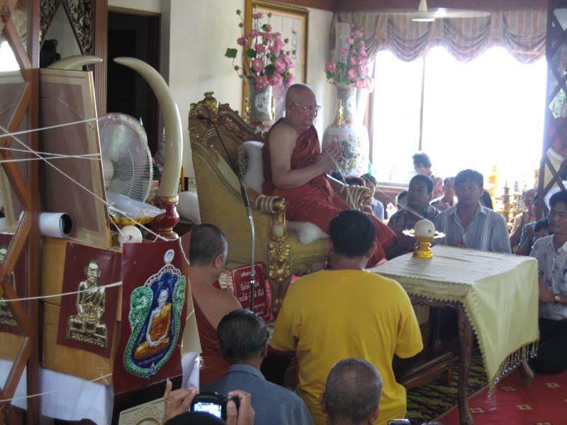 เหรียญใบเสมาเศรษฐีใหญ่ เนื้อทองคำ หลวงพ่อจรัญ วัดอัมพวัน เลข 25 เลี่ยมทองอย่างหนา ปี 2554