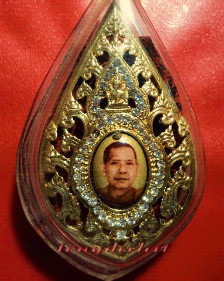 ล็อกเก็ตหลวงพ่อฤาษีลิงดำ วัดท่าซุง กะไหล่ทองประดับเพชรเลี่ยมพร้อมผ้ายันต์ สวยมากค่ะ