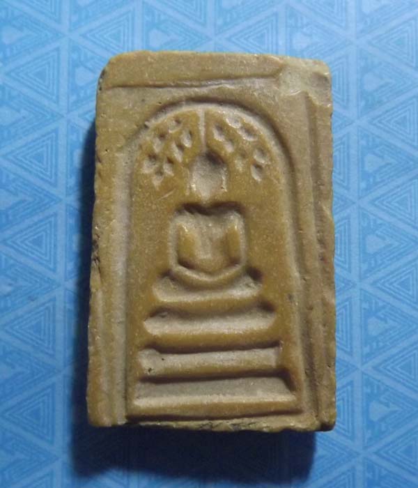 พระผงน้ำน้ำมันฤษี หลวงพ่อกวย หลังแบบพระปรกโพธิ์