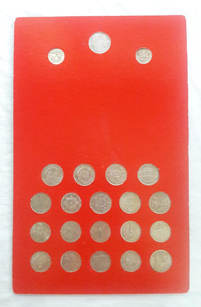 แผงเหรียญ 1 บาท ครบชุด 22 วาระ และธนบัตรฉบับละ 1บาท ในแผงบอกรายละเอียดวาระสำคัญต่างๆและ พศ. การผลิต 