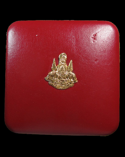 เหรียญกษาปณ์ในหลวงรัชกาลที่ ๙ ครองราชย์ ๕๐ ปี 3 กษัตริย์ กล่องหนัง (ตราสัญลักษณ์บนฝากล่อง) ปี ๒๕๓๙