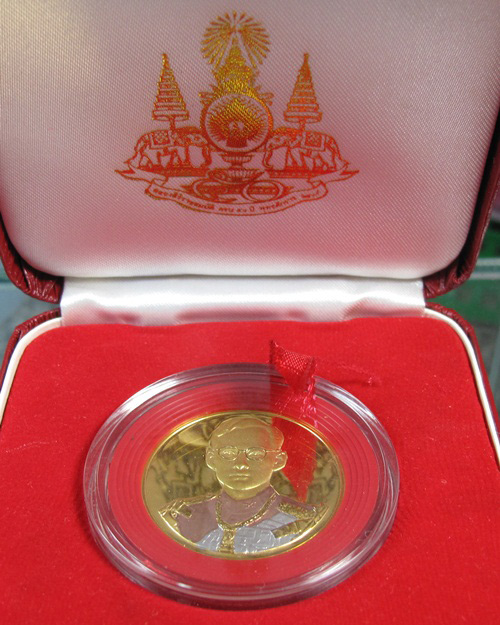 เหรียญกษาปณ์ในหลวงรัชกาลที่ ๙ ครองราชย์ ๕๐ ปี 3 กษัตริย์ กล่องหนัง (ตราสัญลักษณ์บนฝากล่อง) ปี ๒๕๓๙