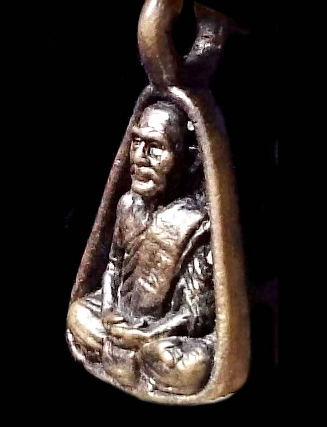 เหรียญหล่อ พิมพ์จอบเล็ก หลวงพ่อเงิน บางคลาน ออกวัดตะพานหิน ปี 2536 จ.พิจิตร 