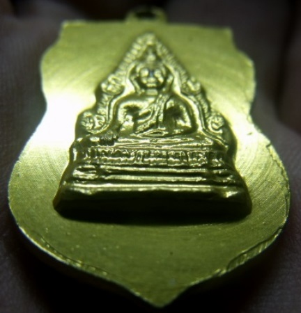 **วัดใจ**เหรียญเสมาหลวงปู่ทวด หลังพระพุทธชินราช เนื้อขาปิ่นโต(อลูมิเนียม)กะไหล่ทอง**หลังวงเดือนสวยๆ 