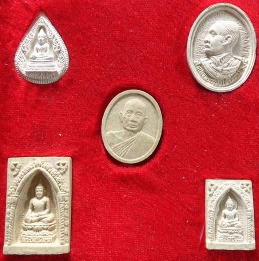 พระผงชุดพระไพรีพินาศ สมเด็จพระสังฆราชสกลมหาสังฆปรินายก วัดบวรนิเวศวิหาร กรุงเทพฯ สวยครับ