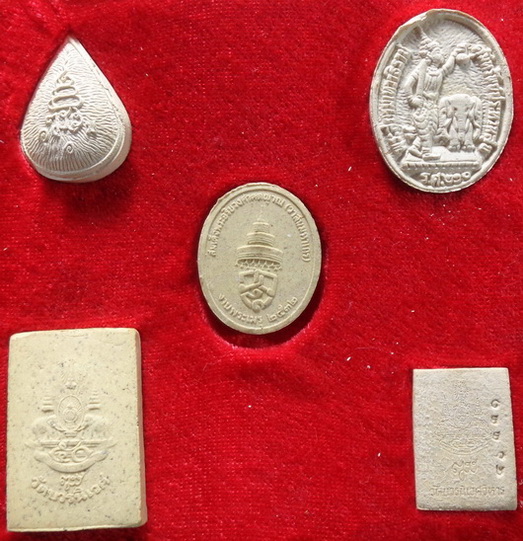 พระผงชุดพระไพรีพินาศ สมเด็จพระสังฆราชสกลมหาสังฆปรินายก วัดบวรนิเวศวิหาร กรุงเทพฯ สวยครับ