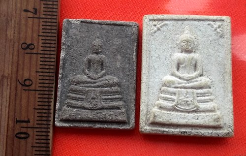 เริ่ม 10 บาท กับ  พระเนื้อผงหลวงพ่อพุทธโสธร 2 องค์ …BB358