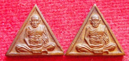 เหรียญปั้ม สามเหลี่ยม หลวงปู่ชื้น วัดญาณเสน อยุธยา สภาพสวย พร้อมกัน 2 เหรียญ อานุภาพ กันรังสี 