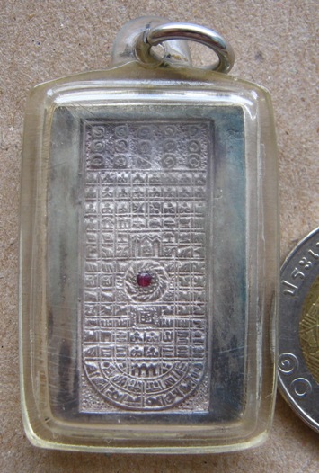 เหรียญพระพุทธบาทสีหนาทมงคล(เนื้อเงิน) หลวงปู่ชื้น วัดญาณเสน จ อยุธยา ปี2535 ด้านหลังเหรียญฝังพลอยแดง