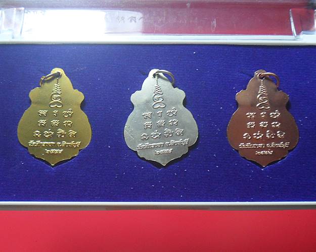 เหรียญหลวงพ่อหิน  วัดตึกราชา สิงห์บุรี ชุดกะไหล่ เงิน ทอง นาค เคาะเดียวแดง