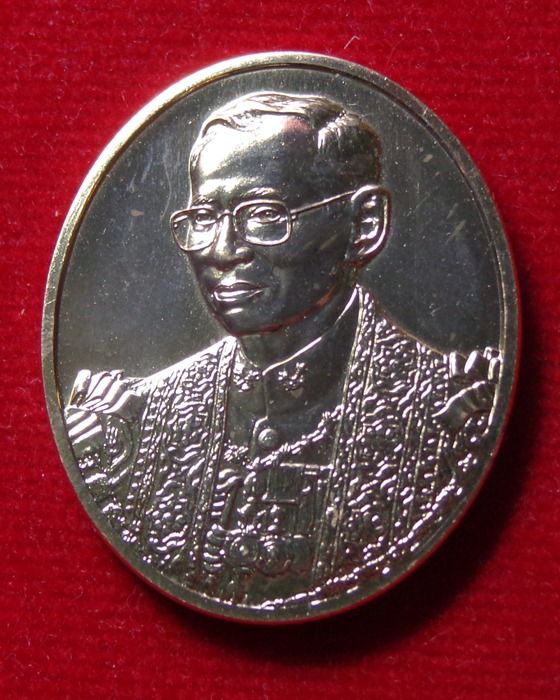 เหรียญพระบรมรูปพระบาทสมเด็จพระเจ้าอยู่หัว ที่ระลึก 100 ปี รพ.จุฬาฯ