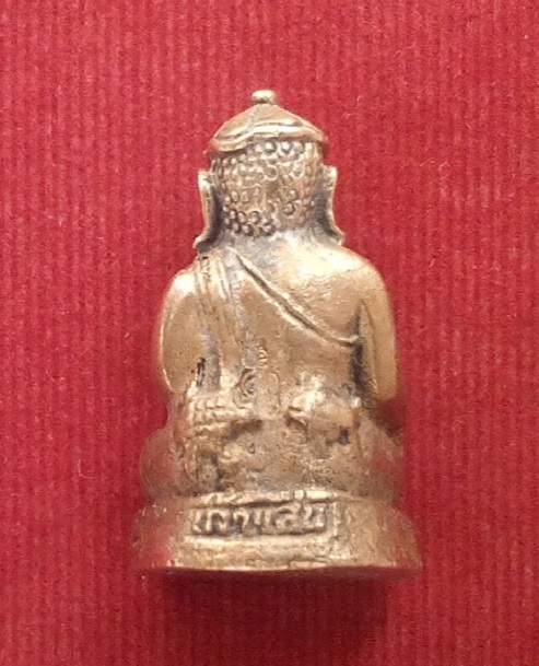 พระสังกัจจายณ์บัวเข็ม หลวงพ่อแพ วัดพิกุลทอง สิงห์บุรี ปี39 ตอกโค๊ต ด้านหลังและใต้ฐาน เนื้อโลหะผสม