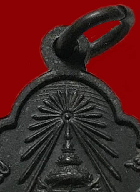 เหรียญที่ระลึกในวาระที่พระบาทสมเด็จพระเจ้าอยู่หัวรัชกาลที่ ๙ ทรงพระราชสมภพครบ ๔ รอบ ปี ๒๕๑๘