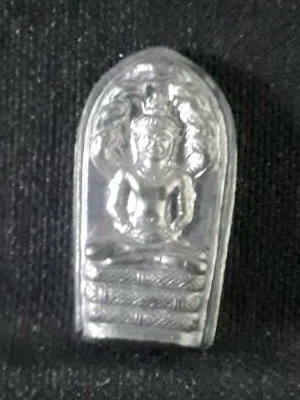 ปรกใบมะขาม เนื้อเงิน  วัดระฆัง รุ่นเสาร์ห้า ปี 39 สวยกริบ ด้า นหลังตอกโค๊ต