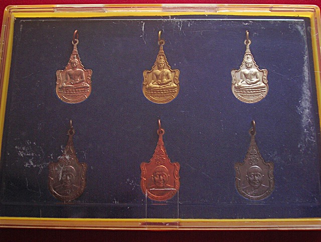 เหรียญพระพุทธญาณเรศวร์ วัดญาณสังวราราม หลังสมเด็จพระญาณสังวร ปี 52 ครบชุด